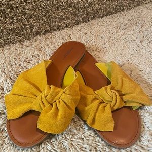 Bow mustard sandals